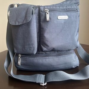 Baggallini Crossbody Travel Bag Purse Adjustable Strap Front Pockets